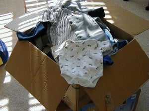 Nouveaux parents : 3 moyens efficaces d’épargner - Acheter des vêtements seconde main