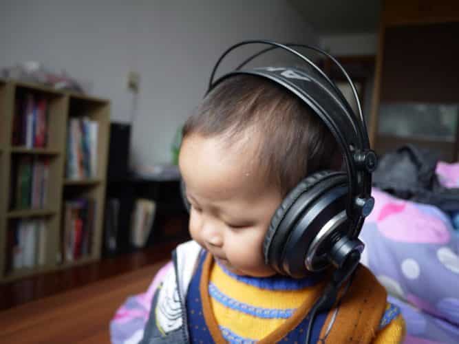 Photo - Bébé avec un casque d'écoute - Billet : Casque antibruit pour bébé : est-ce nécessaire?