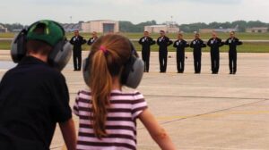 Photo - Enfants avec casque antibruit à un spectacle aérien - Billet : Casque antibruit pour bébé : est-ce nécessaire?