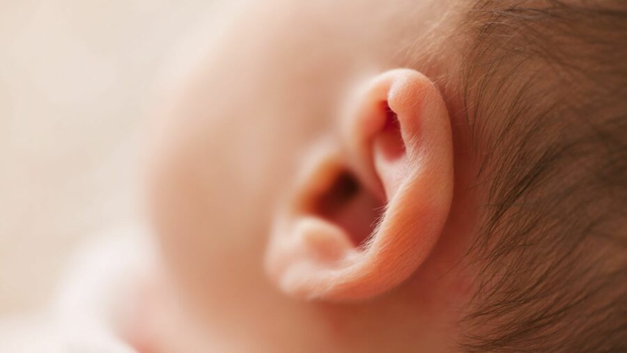 Comment nettoyer les oreilles de bébé ?