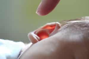 Photo - Quoi savoir avant de percer les oreilles de bébé? Taille du lobe d'oreille de bébé