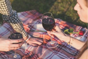 Photo - Couple qui boit une coupe de vin - Alcool et grossesse