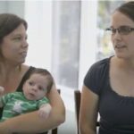 Témoignage Devenir parents avec notre maman collaboratrice au journal intime Chantal, sa conjointe Rachel et bébé Émile