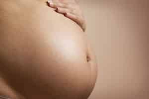 Photo - Ventre de femme enceinte billet Grossesse et tabac