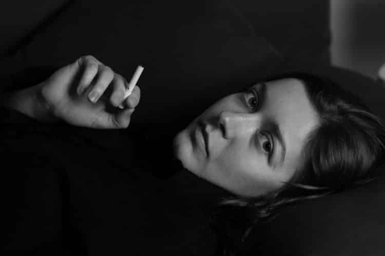 Photo - Femme enceinte qui fume la cigarette billet Grossesse et tabac