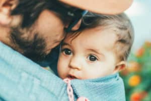 Photo : bébé porté dans un sac ventral par son papa - texte papa collaborateur François : Porter son bébé et avoir les deux bras libres : magique!