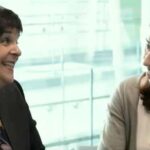 Photo : Marie Fortier et Dre Véronique G Dorval, néonatalogiste et directrice de la clinique de suivi néonatal du CHU Sainte-Justine pour vidéo sur la prématurité (Musique) Marie : Bonjour tout le monde, Écoutez, je suis vraiment contente d’être avec vous aujourd’hui et le sujet dont on va vous entretenir dans cette vidéo concerne la prématurité. Je trouve que c’est un sujet très très important à sensibiliser et à conscientiser chez les gens qui attendent des bébés et chez ceux qui en ont eu aussi, face à tout ce qui entoure la prématurité. Et pour en parler, pour avoir un contenu des plus pertinent, qui de mieux qu’un médecin néonatalogiste qui travaille auprès des familles et des petits bébés trop pressés d’arriver. Je vous la présente à l’instant, Dre Véronique Dorval qui est une néonatalogiste ici au CHU Sainte-Justine. Elle est responsable de la clinique néonatale de suivi des petits bébés et des familles à long terme, c’est bien ça? Véronique : Oui, merci Marie, ça me fait plaisir de venir jaser avec vous d’un sujet qui me tient à coeur, la prématurité. Tous ces petits bébés et familles qui vont la vivre. Marie : Qui vont la vivre, c’est ça! Et je veux en entrée de jeu aussi dire aux parents que toutes vos questions et préoccupations que vous m’avez acheminées en lien avec la question que je vous ai demandée “Que voulez-vous savoir de la prématurité?”, Dre Dorval et moi en avons tenu compte pour vous donner toutes les réponses que vous allez retrouver à même cette vidéo ou dans les billets éducatifs qui bonifient toute l’information qui vous sera transmise via cette vidéo. Peut-être Véronique, si tu voulais commencer en nous parlant de, c’est quoi la définition de la prématurité et aussi les stats, combien de bébés naissent au Québec de façon prématurée? Véronique : Oui, la prématurité, c’est une naissance qui survient avant le terme donc, avant 37 semaine de gestation. Parce qu’un bébé de 24 semaines n’est pas du tout comparable par rapport à un bébé de 36 semaines en terme de survie, de complication, c’est aussi important de vraiment définir la prématurité selon 2 grilles, de l’âge de gestation que va présenter le petit bébé. On va parler de prématurité générale pour un bébé qui naît entre 32 et 37 semaines, de grands prématurés pour un bébé qui naît entre 28 et 32 semaines et un très grand prématuré ou extrême prématurité, les deux termes sont souvent interchangeable, pour les naissances qui ont lieu avant 28 semaines de gestation. Marie : Oui, parce qu’on est loin du 40 semaines pour la grossesse, car on compte toujours 40 semaines, on est loin longtemps! Véronique : Puis dans la littérature dernièrement, il y a un autre terme qui est apparu, qu’on appel le “late term”, la petite prématurité ou prématurité tardive qui représente les bébés nés entre 34 et 37 semaines et en terme de proportion, c’est le plus gros groupe d’enfants prématurés. Marie : Qui naissent, parfait! Même si, je le sais les parents, vous vous préparez tous à avoir un bébé à terme et en santé, donc, c’est souvent une surprise pour plusieurs, on peut pas toujours annoncer l’arrivée d’avance, c’est un choc. Véronique : En effet, c’est souvent le choc, c’est une surprise pour les parents. C’est rare qu’on peut se préparer puis même avec des facteurs de risques des fois, c’est un événement qui arrive peu souvent donc, d’être vraiment prêt, c’est difficile. Marie : Exact! On ne peut pas toujours savoir d’avance et les causes, il y a des parents qui me disent “Pourquoi elle? Pourquoi ça m’est arrivé à moi? Qu’est-ce que j’ai fait, c’est quoi les causes?” Il y en a plusieurs? Véronique : Oui, il y a beaucoup de raisons pour lesquelles le bébé peut être né prématurément. Des causes en lien avec la grossesse, ça peut-être un travail préterme, un début d’infection, un petit décollement qui irrite l’utérus, une incompétence du col, une grossesse multiple puis des fois, ce sont des raisons en lien avec la santé de maman, pour sauver le vie ou la santé de maman, des médecins peuvent décider que c’est peut-être mieux d’interrompre la grossesse et donner naissance au bébé. Marie : Plus rapidement pour le bien-être de la mère aussi. Véronique : Oui, et c’est le cas des mamans qui présentent des symptômes de prééclampsie sévère ou qui ont des maladies chroniques qui peuvent se débalancer pendant la grossesse. Puis des fois, à l’inverse, c’est vraiment sauver la vie du bébé qu’on va intervenir puisqu’il y a des chances que le bébé pourrait décéder si on poursuit la grossesse donc, comme des retards de croissance sévères ou des maladies, des malformations qui peuvent aussi décompenser chez le bébé au fur et à mesure que la grossesse progresse. Marie : Donc, par rapport à la grossesse elle-même, la mère elle-même et la santé du bébé lui-même, donc, c’est pour cela que c’est difficile qu’il y a des causes majeures qui peuvent aussi cohabiter. Véronique : Oui puis, ce qui est super important de souligner, c’est qu’en règle générale, ce n’est pas la faute des mamans. Puis, les mamans sont super bonnes pour se culpabiliser par rapport au fait qu’elles n’ont pas mené leur grossesse à terme et ça c’est super important de les rassurer par rapport à cela. Marie : C’est vrai! S’ils avaient d’autres enfants comme quelqu’un qui a déjà accouché d’un bébé prématuré, beaucoup de parents me demandent, “Est-ce que je suis à risque d’accoucher à nouveau prématurément si j’ai d’autres enfants?” Véronique : Oui, en effet, c’est vrai que le risque est un petit plus, dans la littérature, on parle d’environ 15 % mais il y a beaucoup de choses qui entrent en jeu pour faire soit augmenter ou diminuer ces risques selon les facteurs, les raisons. Marie : Oui, parce que souvent, je disais à des parents, une maman qui avait une incompétence du col, que son col ouvrait très rapidement, elle va avoir le même col la prochaine fois. Si on a pas d’intervention posée vis-à-vis celui-ci, y’a bien des chances que cela arrive. Véronique : Quand on le sait, on peut vraiment prendre en charge ces mamans précocement. Dans le cas d’une incompétence du col, on peut offrir un cerclage précoce puis dans les cas de prééclampsie, de retard de croissance, parois, il y a des thérapies qui peuvent être offertes très tôt dans la grossesse pour minimiser, prévenir. Marie : Quand on parle de cerclage du col, c’est vraiment que vous attachez le col. Véronique : Oui, pas moi, mais les obstétriciens, c’est pas moi. Marie : C’est vrai, moi je dis vous mais elle s’occupe des petits bébés et il y a d’autres spécialistes. Si le col s’ouvre trop facilement, en le rattachant, comme ça, ils vont couper le fil à la fin de la grossesse pour permettre la grossesse la plus longue possible, plus vers le terme. C’est l’appellation sur laquelle je voulais revenir. Toi Véronique, tu es un médecin qui accueille des petits bébés en néonatalogie. Quand il y a une maman qui est en travail et on sait qu’elle va accoucher et que ça va être assez prématuré, comment intervenez-vous concrètement? Véronique : Dans un monde idéal, on a la chance de rencontrer la famille avec une consultation anténatale. Donc, en général c’est l’obstétricien qui est inquiet, s’il y a une possibilité de voir la maman qui va donner naissance de façon prématurée. Ils vont nous demander pour qu’on puisse rencontrer et préparer les familles, répondre à leurs questions, puis, nous on a aussi comme but de diminuer leur anxiété, les informer puis aussi, leur donner un peu plus de contrôle parce qu’ils sont vraiment dans une situation de perte de contrôle. Marie : Et même faire visiter la néonatalogie parfois? Véronique : En effet, quand la condition de la mère le permet, une petite visite. Marie : Parce que la néonatalogie, ce sont les soins intensifs des petits bébés, si le terme est plus confus pour vous. C’est très technologique, plein d’appareillage, c’est de la haute technologie, ça peut être une pression de plus, donc, le fait de visiter avant c’est une préparation dans le meilleur des mondes en tout cas. Véronique : Car c’est vrai que ce n’est pas facile. Ça peut-être très très intimidant toute la technologie qui entoure l’enfant. Pour n’importe qui qui met les pieds dedans, pas juste pour un parent mais déjà, un parent qui a un enfant malade, c’est beaucoup, c’est très impressionnant. Marie : C’est quelque chose! Et même si vous avez accouché de d’autres enfants, et que vous vivez une situation comme ça, pour un 2e ou 3e, on est surpris pareil. Il y a un impact, il faut le dire, un impact sur toute la famille d’avoir un bébé prématuré, peux-tu nous en parler? Véronique : En effet, il y a beaucoup d’impacts à tous les niveaux. Si on parle premièrement pour le petit bébé, c’est clair que pour la majorité des prématurés, la petite prématurité, le plus gros impact c’est qu’il ne pourra pas partir avec sa maman quand la maman est prête à partir et qu’il va devoir rester sous nos soins dans un incubateur, sous les moniteurs pour la surveillance de ses signes vitaux, plusieurs petites piqûres, parfois un soluté pour surveiller la glycémie, la jaunisse, les échanges gazeux. C’est beaucoup de petits soins qui sont peut-être inconfortables aussi malgré qu’on essaie de minimiser la douleur puis ensuite, il y a l’alimentation qui se fait différemment pour le bébé. Marie : Avec des gavages parfois, avec un tube dans le nez ou la bouche. Véronique : Oui, pour porter directement le lait de maman dans l’estomac en attendant qu’il soit mature assez pour apprendre à le faire lui-même. Ça c’est pour la petite prématurité. Plus on est immature, ça peut souvent impliquer des soins intensifs de haut niveau, plusieurs semaines, voir plusieurs mois. Et ça aussi ça peut laisser des traces sur la santé de l’enfant sur le long terme puis avoir un impact sur son développement. Marie : Et l’impact, on dit qu’il est à plusieurs niveaux pour le bébé en soi que tu as bien décrit Véronique. Il y a aussi le couple qui est souvent fragilisé et le reste de la famille. Si vous aviez d’autres enfants, tout le monde devient un peu désorganisé. Véronique : Ha oui! En effet, les vagues se répandent aussi rapidement pour la famille. Et les impacts les plus concrets, c’est sur le plan organisationnel. Tout d’un coup les familles doivent se mobiliser, s’organiser, une naissance à terme vient chambouler tous les aspects de la vie. Donc quand arrive la prématurité, souvent c’est vécu en plus dans le stress, la peur, l’anxiété, l’inconnu, tout ça n’est pas facile pour les parents. S’il y a la fratrie, c’est difficile de comprendre tous les bouleversements dans la vie des parents et dans leur propre routine surtout s’ils n’ont pas eu la chance de rencontrer le petit bébé. Marie : C’est vrai, pourquoi il revient pas à la maison? Pourquoi maman est toujours à l’hôpital? Véronique : C’est des questions aussi que la famille élargie peut avoir, surtout si les parents aiment garder une petite distance pour peut-être protéger la maman, donc, cela a définitivement des impacts sur la famille et ensuite pour le couple. C’est clair que s’il y avait des tensions, des stress, une naissance prématurée peut les faire remonter à la surface mais aussi, s’il y a de bons mécanismes en place, on voit beaucoup de soutien, d’entraide, de résilience. Puis, ça peut-être beau de voir les parents mais je ne pense pas qu’il y a vraiment une différence dans les émotions qui sont vécues entre les hommes et les femmes. Marie : Ha, ça c’était une question. Véronique : C’est plus l’expression de ces émotions-là. Je pense que ça va varier beaucoup selon la personne, les bagages, les antécédents, les bagages culturels aussi. Marie : Puis Véronique, il y avait des mamans aussi qui m’avaient questionnée en me disant “S’il naît prématurément, je ne pourrai pas l’allaiter?” Je trouve que c’est une bonne question à te poser parce qu’elles se demandent souvent à partir de quel âge on peut mettre un bébé au sein par exemple? Véronique : Oui en effet, c’est clair que nous on encourage énormément l’allaitement et une des premières choses qu’on leur dit c’est que c’est plus que possible d’allaiter oui oui, c’est très encouragé. C’est le meilleur lait qu’il n’y a pas pour soutenir la croissance et le développement et vraiment la santé du bébé, mais ça va se faire différemment. On ne pourra pas mettre le bébé tout de suite au sein. On va plutôt demander aux mamans de commencer à tirer leur lait, travailler leur production pour pouvoir ensuite donner ce lait au bébé via une façon inactive comme vous le disiez par gavage. Et autour de 33-34 semaines, c'est là que le bébé a la maturité pour bien coordonner téter, respirer et... Marie : Avaler. C’est dur de faire ces trois choses là en même temps. Il y en a qui tètent fort fort et ne respirent plus et ils sont tout bleus et ils respirent. Et ils sont drôles. Véronique : Nous on prend ça pour acquis, mais c'est complexe sur le plan neurologique. C’est tout un apprentissage pour les bébés autour de 33-34 semaines, c’est là qu’on peut entamer cet apprentissage qui va se faire sur plusieurs semaines aussi. Marie : Puis, si les mamans, il y en a qui me disaient, “Moi j’ai pas été capable d’allaiter, que le lait ne venait pas, j’étais tellement stressée et je ne sais pas pourquoi j’ai pas produit et j’étais tellement triste!” Mais, on a des alternatives maintenant. Véronique : Bien oui, définitivement. Au début, on a aussi des banques de lait de Héma-Québec qui peuvent nous aider pour certains bébés surtout les plus immatures. Marie : Les plus immature ça c’est plus en bas de 32 semaines? Véronique : Les critères vont varier mais généralement, aux alentours de 32 semaines et moins. Marie : Du lait humain, du lait maternel en banque de lait. Véronique : Des mamans qui ont donné leur lait pour pouvoir nourrir des petits bébés. Ça nous permet beaucoup d’éviter des complications en lien avec la formule. Puis aussi, on a dans les années récentes, beaucoup d’unités néonatales qui se sont outillées de conseillères en allaitement pour vraiment aider les mamans à entamer leur production puis la soutenir. Des fois, il y en a même qui ont la chance de rencontrer les mamans avant la naissance. Marie : C’est vrai, puis au besoin, il y a des solutions, ça peut aider. Puis, voyez les parents, on a parlé jusqu’à date des définitions, des stats, l’impact, la surprise, le choc, tout cela et au-delà de tout cela, il y a du soutien qui est donné à ces familles-là. Véronique : Oui, très rapidement, pareil, on essaie de les mettre en lien avec des organismes. Marie : Des associations. Véronique : Exactement, je pense qu’on s’est beaucoup amélioré dans les dernières années. On essaie vraiment d’encadrer, de les aider à prendre leur place, de leur expliquer ce qui se passe avec leur bébé. Nos infirmières sont vraiment exceptionnelles pour guider les parents à travers cette épreuve-là et les aider à apprivoiser tous les soins. Marie : Qui vont autour de cela. Véronique : Exactement, on est toutes très sensibles à ce que vivent les parents dans l’immédiat donc, tout le monde a un mandat d’essayer de soutenir la famille à travers toute l’expérience. Marie : Autant psychologique qu’organisationnelle. Véronique : Bien sûr, on a des travailleuses sociales et des psychologues aussi pour des parents qui vivent plus de détresse. On a toujours des ressources disponibles pour nous aider et les aider. Marie : Véronique disait tantôt, il y en a qui sont des très grands prématurés qui sont longtemps à l’hôpital. Mais il y a une sortie éventuelle, il y a un congé, il y a un retour à la maison qu’il faut préparer aussi. Véronique : Oui en effet, on sait que la transition va être difficile et on essaie de préparer les parents dès le jour 1. Encore là, c’est un travail exceptionnel de nos infirmières qui vont vraiment soutenir les parents et les habiletés, les faire participer dans les soins du bébé. Marie : Dès l’hôpital, dès la néonatalogie, donner des petits soins de bain, ou changer des couches. Véronique : Exactement, c’est super. ils vont tenir un journal de tous les apprentissages que les parents devraient acquérir pour vraiment maîtriser. Je crois que ça bâtit beaucoup leur confiance quand on a bien maîtrisé tous les soins, on se sent plus à l’aise d’accueillir son petit bébé à la maison Marie : Et le fait que vous l’ayez fait accompagné d’un intervenant à côté de vous a fait toute la différence aussi. C’est pas comme quand on vous donne votre congé après 3 jours, on n’a pas eu quelqu’un longtemps pour vous montrer tous ces soins là. C’est un moment qui est précieux quant à acquérir et la connaissance et l’habileté aussi avec votre petit bébé parce que vous allez rester les parents de cet enfant-là! Véronique : Les parents maintenant ont un plus grand accès à leur bébé que dans les décennies précédentes. On essaie vraiment de favoriser la cohabitation. Souvent, dans plusieurs unités, il y a des petits lits pour les parents pour leur permettre de rester le plus longtemps possible. C’est de les garder présents au chevet, leur donner une voix lors des tournées médicales, stimuler leurs questionnements par rapport à leur enfant, on les encourage par rapport à ça. Marie : Quand il y a le congé de l’hôpital, on les réfère au CLSC? Aux ressources de leur communauté? Vu qu’ils ne viennent pas tous de la région ici. Vous essayez de compenser par les autres services du réseau? Véronique : Oui, c’est clair que quand on est de petite prématurité, on va contacter le CLSC parfois au besoin, une nutritionniste aussi pour des suivis nutritionnels parfois. Il y a des bébé qui n’ont pas nécessairement besoin. On va les aider à trouver un pédiatre ou un médecin de famille pour assurer le suivi. Faire un petit résumé de dossier à leur remettre pour la continuité des soins pour qu’ils puissent faire. Pour les plus grands prématurés, les moins de 28 semaines, il y a plusieurs cliniques de suivi néonatal à travers le Québec qui vont assurer leur suivi médical puis neurodéveloppemental. C’est une grosse équipe : médecin, infirmière et des spécialistes en réadaptation. Marie : C’est plus à long terme! Il faut le dire, tantôt on parlait de l’impact mais il y a aussi des impacts à long terme chez les enfants? Véronique : Oui en effet, c’est clair que pour le long terme, la majorité des prématurés qui sont nés entre 32-37 semaines vont relativement bien. C’est beaucoup de soins au début puis éventuellement, les enfants demeurent avec une petite vulnérabilité pour les infections respiratoires. Les premières années, il faut les protéger et les parents sont souvent très anxieux par rapport à ça. Les extrêmes prématurés sont plus à risque d’avoir des séquelles sur le long terme de leur santé générale avec les petits poumons qui sont encore immatures et qui peuvent nécessiter de l’oxygène. Leur développement, des problèmes avec l’alimentation, tout cela peut persister, puis bien sûr des difficultés avec leur développement qui peuvent être en lien avec des séquelles plus permanentes comme la cécité, la surdité, la paralysie cérébrale et là, on parle d’un petit pourcentage, d’un petit nombre de patients. Marie : C’est bien moins qu’avant! Véronique : Ha oui! Définitivement! Ce qu’on voit le plus fréquemment, ce sont des retards de développement peut-être associés avec des déformations musculo-squelettiques. Des débalancements dans les forces musculaires qui peuvent engendrer des retards moteurs précoces et un retard dans une sphère peut engendrer un retard dans une autre. Mais heureusement, les enfants prématurés répondent très bien aux interventions de réadaptations précoces et de stimulation. Marie : C’est pour cela qu’on n’attend pas, on intervient rapidement. Véronique : En effet, même ces services de réadaptation peuvent s’étendre au-delà de l’âge scolaire. Parfois des enfants peuvent avoir des gros besoins mais éventuellement une grosse partie du développement qui va se normaliser. Marie : On ne rentre pas dans tous les détails. Il y a des parents qui se demandaient, “Mon bébé est né à 32 semaines et ne marche pas à 1 an.” Et là, je leur disais, mais oui, il est né avant alors c’est normal qu’à 12 mois il y en a qui ne marchent pas parce qu’il y a l’âge chronologique et l’âge biologique. Véronique : En effet, il faut toujours tenir compte de l’âge corrigé du bébé. À 24 semaines, rendu à 6 mois d’âge réel, pour nous il n’a pas 6 mois, il a juste 2 mois si on tient compte de sa prématurité. Si on corrige pour la prématurité, il a juste 2 mois et ça c’est important parce qu’on doit voir tout ce qu’il est de développement et qu’on évalue le développement. Marie : Il faut suivre en conséquence. Et c’est pour ça que les parents qui comparent avec leurs amis, avec les enfants de la famille, ils se trouvent déstabilisés des fois en disant : “Pourquoi le mien ne fait pas ça?” Mais n’oublie pas qu’il est né avant, il faut y donner une petite chance. Véronique : Souvent, on doit le rappeler aux parents. Ils oublient, ils demandent “Est-ce que je commence les céréales?” Non non non, il a juste 2 mois. Marie : C’est vrai, c’est vrai, ha, c’est chouette! C’est tout un monde la prématurité. Les parents c’est certain, je pense qu’on a dressé quand même un portrait assez global de la situation. Je voulais vous remercier, je ne sais pas quelle conclusion aimeriez-vous partager aux parents qui vous écoutent? Véronique : À tous ceux qui écoutent, un des messages clés que j’aimerais transmettre, même si la prématurité ça peut être éprouvant pour les familles puis même si les petits bébés prématurés nécessitent beaucoup de soins dans les premières années de vie, beaucoup de services de réadaptation, ça en vaut plus que la peine! Ha oui! Vraiment avec le recul des dernières années, on sait que les enfants prématurés avec ou sans séquelles, ont toutes les chances du monde d’avoir une très belle qualité de vie et aussi de devenir des membres productifs de la société. Donc, pour moi le message est oui, les prématurés vont bien! La très grosse majorité va très bien puis c’est super important je pense de transmettre cette réalité parce que ce n’est pas toujours le message qui a été véhiculé dans le passé par les médias. Marie : Je pense que notre bon vouloir de sensibiliser les gens, Véronique, je pense que cela a bien valu la peine. Mille mercis à toi d’avoir été là pour transmettre ton expertise. Véronique : Ça me fait plaisir, merci à toi. Marie : Ton implication et ton amour des bébés qu’on partage. Bonjour tout le monde et n’oubliez pas, je vous attends sur mon site mariefortier.com pour tout le reste des détails sur les billets éducatifs. À bientôt, au revoir.