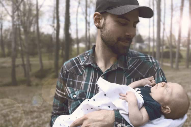 Photo - Papa et bébé dans les bras - billet papa collaborateur François