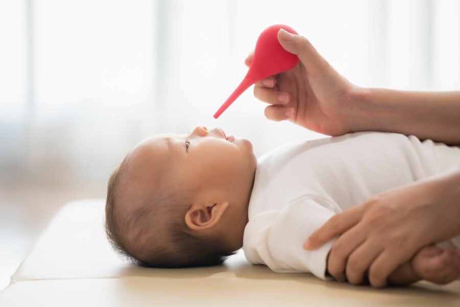 Cinq façons de dégager les voies nasales d'un nourrisson : irrigation nasale  et poire nasale - Marie Fortier & Prenato