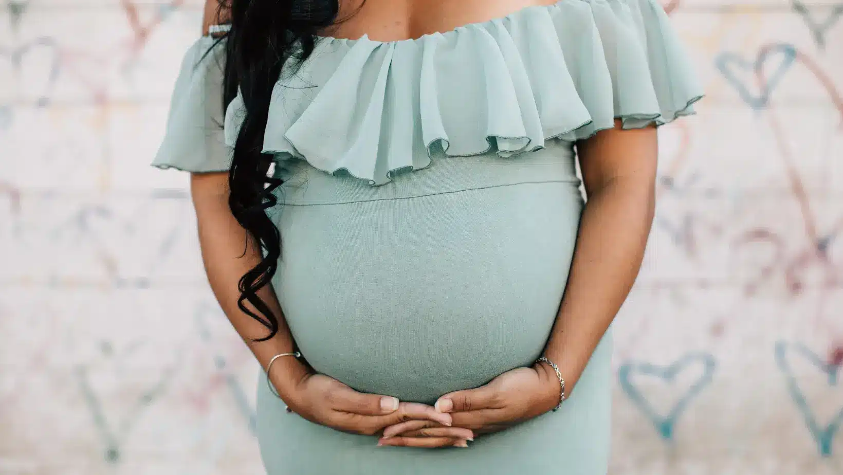 Photo - Femme qui fume de la marijuana enceinte, cannabis et grossesse