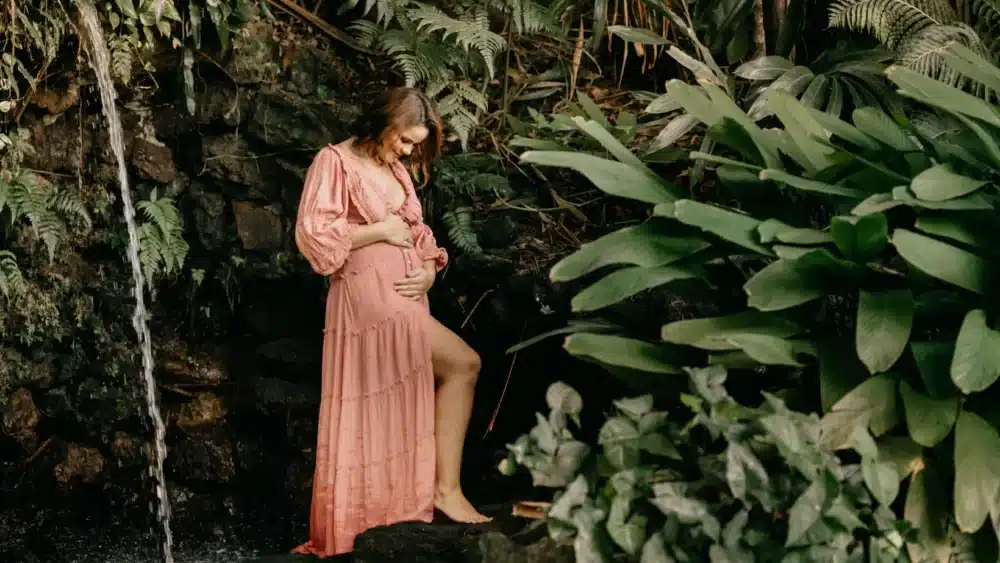 Photo - Enfant en promenage : Utiliser un chasse-moustiques pour les bébés, femmes enceintes et femmes qui allaitent